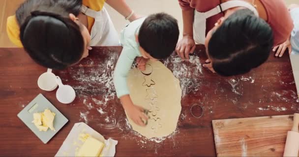 顶部视图 烘焙饼干和孩子与母亲和祖母 学习烘焙技巧与黄油和面粉 教和帮助甜点 妇女和小男孩在厨房做饼干 — 图库视频影像