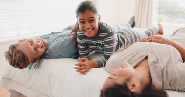 Mutlu Bir Aile Yatak Çocuk Bir Yatak Odasında Anne Babayla — Stok video