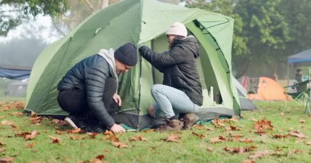 Berkemah Tenda Dan Membantu Dengan Pasangan Dan Tinggi Lima Alam — Stok Video