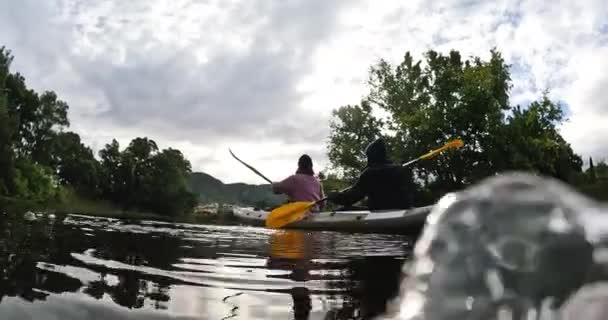 Lago Kayak Viajar Con Gente Remando Aire Libre Naturaleza Para — Vídeos de Stock