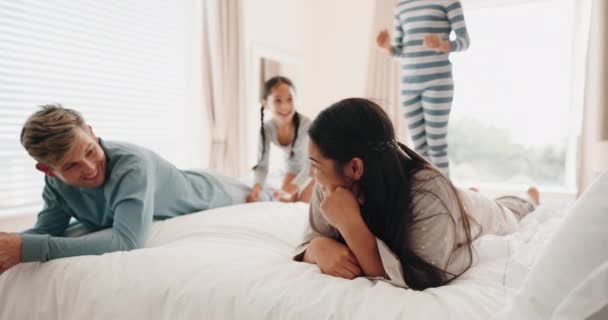 Szczęśliwa Rodzina Łóżko Dzieci Bawiące Się Sypialni Matką Ojcem Jako — Wideo stockowe