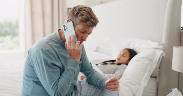 Yatak Odasında Telefon Görüşmesi Baba Çocuk Grip Virüsü Soğuk Algınlığı — Stok video