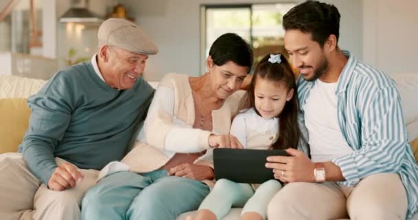 Elearning Tablet Και Ευχαριστημένοι Μεγάλη Οικογένεια Στον Καναπέ Για Streaming — Αρχείο Βίντεο