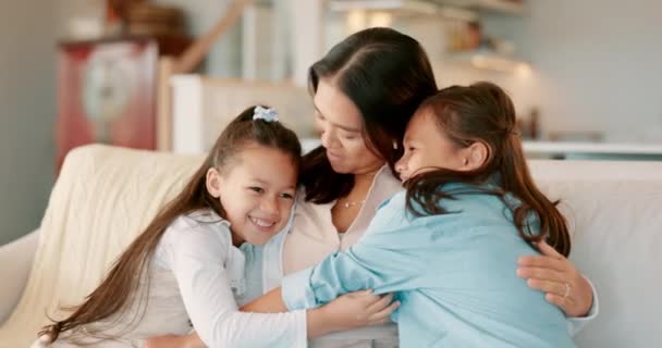 Mãe Conversa Sofá Abraço Com Filhos Cuidado Dos Pais Uma — Vídeo de Stock