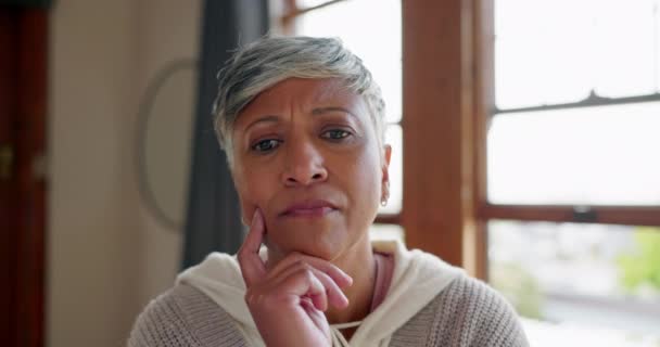 Senior Mulher Pensar Enfrentar Casa Janela Foco Para Decisão Escolha — Vídeo de Stock