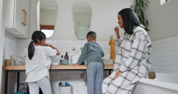 Anne Çocuklar Diş Fırçalama Diş Sağlığı Için Banyoda Diş Fırçalama — Stok video