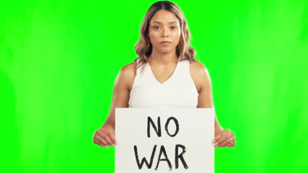 深刻な女性は 抗議やモックアップの背景にメッセージのための緑の画面上の戦争の兆候や看板 クロマキーに抗議するためのポスター 紙又はプラカードと女性の人や活動家の肖像 — ストック動画