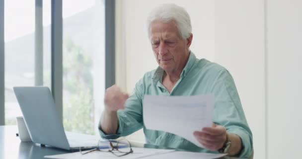 老年人 财务文件和保险文件 预算和退休计划 高级男性 案头和法律报告阅读和思考 膝上型计算机和戴眼镜的债务账单计划 — 图库视频影像