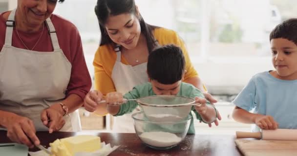 Mãe Avó Filhos Cozinha Assar Peneirar Farinha Com Habilidade Padaria — Vídeo de Stock