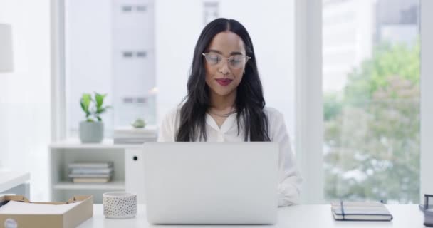Laptop Gesicht Und Geschäftsfrau Schriftstellerin Büroarbeitsplatz Mit Stolz Auf Karriere — Stockvideo