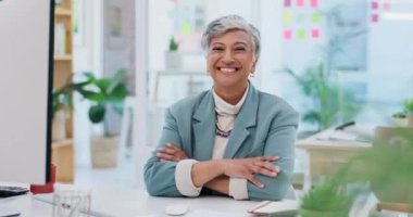 Gururlu, mutlu ve kıdemli profesyonel kadın, iş adamı ya da yönetici yönetici girişimcilik için gülümsüyor. Çevrimiçi tasarımcılar için portre, başlangıç veya yaşlı kadın uzman, patron veya yönetici mutluluğu.