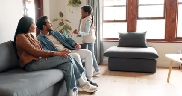 Feliz Relaxar Abraçar Com Família Sofá Para Ligação Abraço Afetuoso — Vídeo de Stock