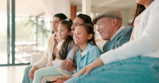 Χαλαρώστε Ευτυχισμένη Και Μεγάλη Οικογένεια Βλέποντας Τηλεόραση Έναν Καναπέ Συγκόλληση — Αρχείο Βίντεο