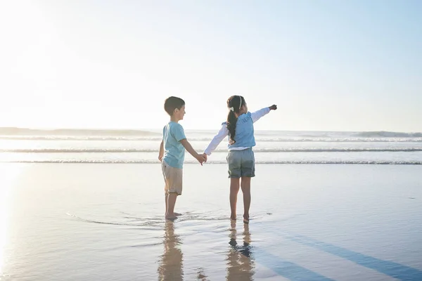 Пляж Подорожі Спина Дітей Тримають Руки Під Час Відпустки Відпустки — стокове фото