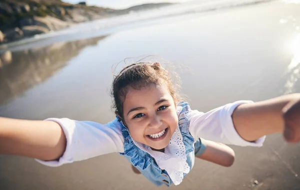 Person Spinning Girl Pov Beach Portrait Smile Game Excited Face — Stock Photo, Image
