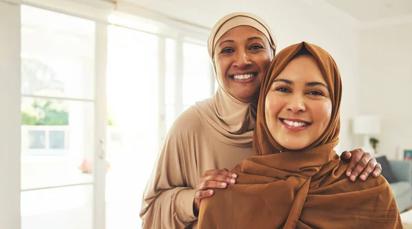幸せな肖像画 シニア母親とイスラム教徒の娘 家族や女性の結合 笑顔と一緒に品質の時間をお楽しみください ドバイの愛 顔と高齢者のお母さん イスラム教徒の女性やアラビア人の休日の家 — ストック写真