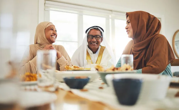 フード イスラム教のお祝いや昼食のためのテーブルで大きな家族とのイスラム教徒 休日のために家で食べる人々とラマダーン祭 イフタール — ストック写真