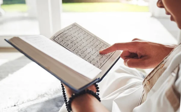 Libro Lectura Islámico Manos Del Hombre Con Corán Eid Mubarak —  Fotos de Stock