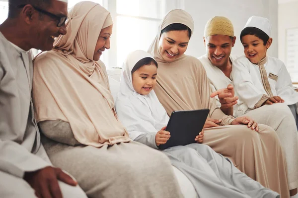 大きな家族 イスラム教徒の両親や学習のためのタブレットで幸せな子供 イスラム教の情報や 神や神で勉強します 祖父母 お父さん アラビア語のお母さんと子供たちは自宅で礼拝の祈りにオンラインEbookを読んで — ストック写真