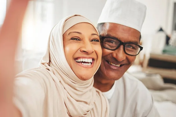 Selfie Islam Para Seniorów Salonie Dla Eid Uśmiechem Kulturą Miłością — Zdjęcie stockowe