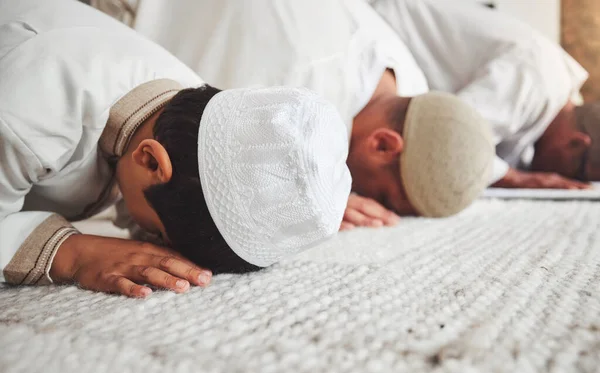 Oração Muçulmano Islâmico Com Família Chão Sala Estar Para Eid — Fotografia de Stock