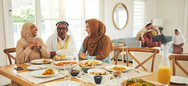 フード リラックス イスラム教のお祝いやランチのテーブルで大きな家族と一緒にイスラム教徒 イスラム教と宗教の休日のために家で食べる人々とラマダーン祭 文化とイフタール — ストック写真