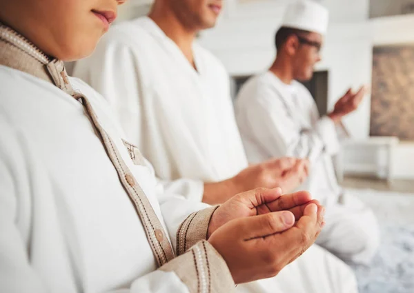 Gebed Moslim Dua Met Handen Van Familie Vloer Van Woonkamer — Stockfoto