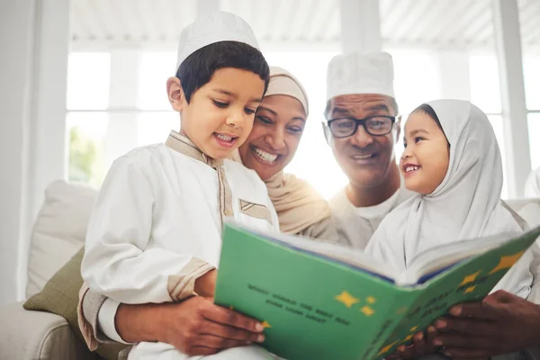 幸せな家族 イスラム教徒の両親や子供たちは 学習のための本を読んで イスラム情報や神を勉強します 素敵な子供たちの兄弟を教えるサポート 父またはアラブの母自宅で礼拝 祈りまたは知識 — ストック写真