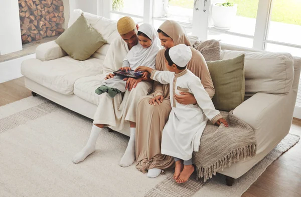 家族の家 学習のためのタブレット付きの子供やイスラム教徒の両親 イスラム情報や神や神で勉強 ソーシャルメディアでオンラインEbookを読んでいる若い子供たちと子供の開発 お父さんやアラブのお母さん — ストック写真