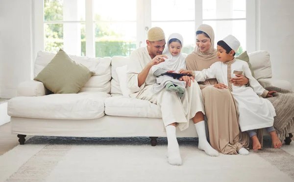 Familiehuis Kinderen Moslimouders Met Tablet Voor Elearning Islamitische Info Studeren — Stockfoto