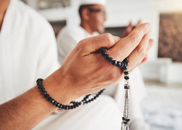 祷告的珠子 穆斯林的手和伊斯兰的信仰 用和平和宗教来崇拜和信任上帝 以感恩 尊重和在清真寺祈祷的方式奉献 精神和伊斯兰 — 图库照片