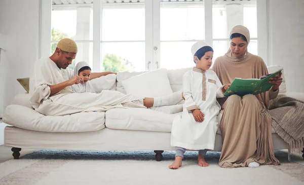 Μαθαίνοντας Μουσουλμάνοι Γονείς Παιδιά Διαβάζουν Βιβλίο Για Ισλαμικές Πληροφορίες Μελετούν — Φωτογραφία Αρχείου