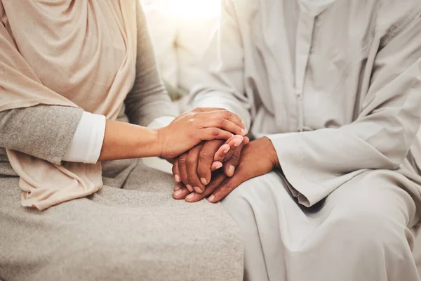 Casal Muçulmano Mãos Juntas Para Apoio Empatia Com Cuidado Amor — Fotografia de Stock
