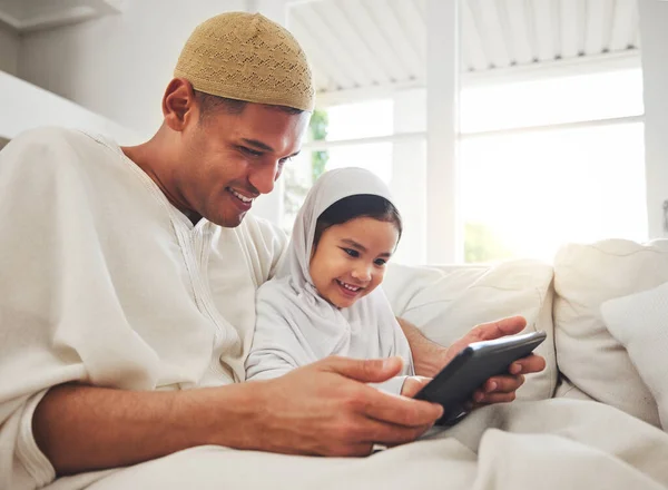 Familia Tableta Estudio Con Padre Una Niña Musulmana Sofá Sala —  Fotos de Stock