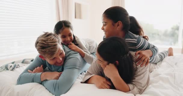床和快乐的家庭在卧室里交谈 或者父母和孩子在一起 早上在家里和爸爸妈妈谈天说地的快乐 爱和孩子 — 图库视频影像