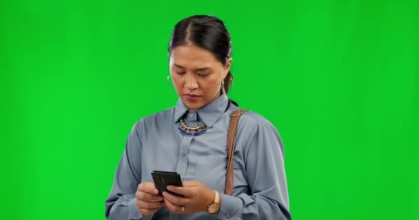 電話やテキストメッセージで深夜労働者の緑の画面で電話や時間をチェックビジネス女性 アジアの女性 通勤のためのモバイルマップを持つ従業員の締め切りの専門家と時計チェック — ストック動画