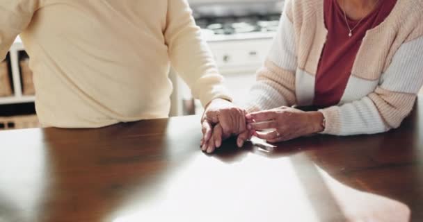 对话和老夫妇手牵手 在餐桌前嬉笑 拥抱在一起 退休的男女老少在家里谈论厨房里的交流 — 图库视频影像
