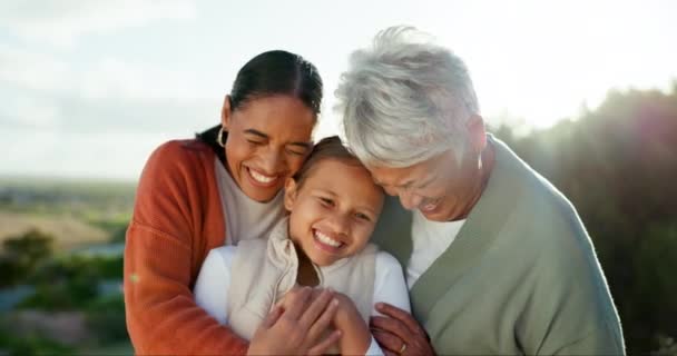 拥抱和女孩与母亲和祖母一起在公园或花园亲热 放松和周末玩乐 爱你的 拥抱你的退休女人 带着孙子孙女 幸福地在大自然中玩耍 — 图库视频影像