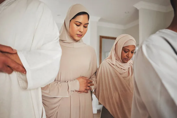 在客厅里与妇女一起祈祷 穆斯林和伊斯兰教徒 祈求真主保佑和敬拜 古兰经 希望和斋月 与家人一起在家中祈祷 祈求信仰 宗教和感恩 — 图库照片