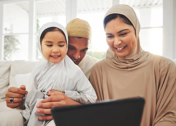 幸せな家族 女の子やタブレットでイスラム教の情報を学ぶか アッラーや神で勉強するためのイスラム教徒の両親 子供の開発 お父さんや家庭でソーシャルメディア上でオンライン電子ブックを読んで子供とアラブのお母さん — ストック写真
