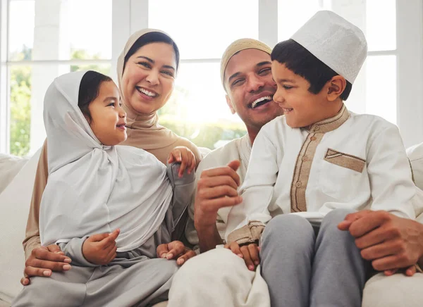 幸せな家族 イスラム教 そしてインドネシアの家庭文化を持つお母さん お父さん 子供たちと一緒にEidのためにソファで笑っています ムスリム男性 ヒジャーブの女性 子供たちの笑顔 面白いボンディングオンソファ一緒にリビングルーム — ストック写真