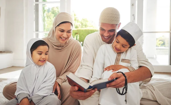 Família Feliz Pais Muçulmanos Crianças Lendo Livro Para Aprender Conhecimento — Fotografia de Stock