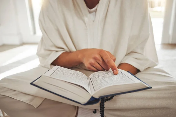Het Lezen Van Boek Moslim Handen Van Mens Met Koran — Stockfoto