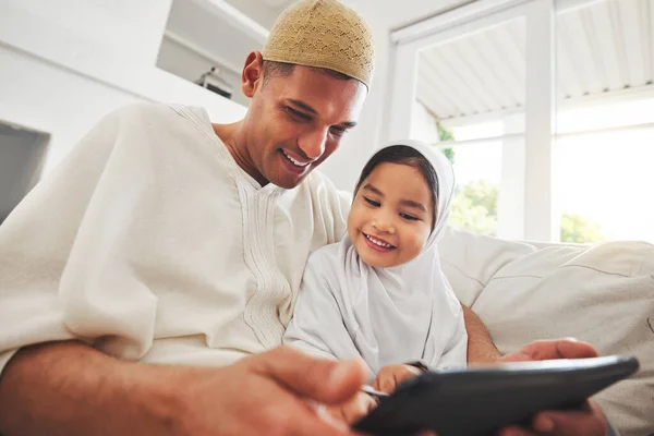 Famille Tablette Éducation Avec Père Une Fille Musulmane Sur Canapé — Photo