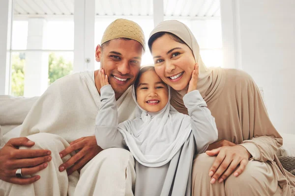 両親の肖像画 ソファとイスラム教の子供 インドネシアの家庭文化を持つお母さん お父さんと娘と一緒にEidのための笑顔 イスラム教徒の男性ヒジャーブと子供の女性ラマダーンの幸せな家族 — ストック写真