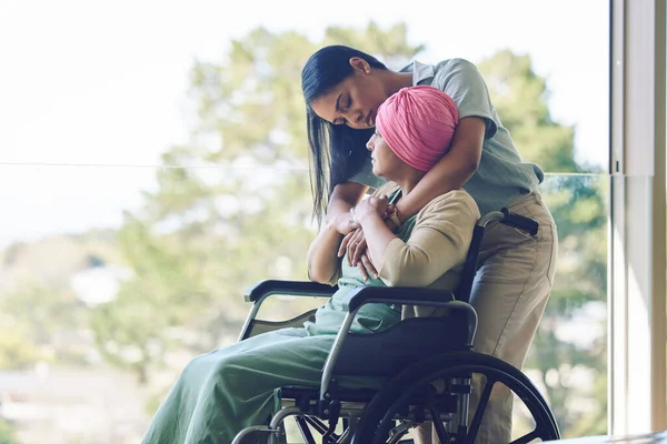 Пожилая Мать Женщина Объятия Инвалидной Коляской Любовь Забота Привязанностью Добротой — стоковое фото