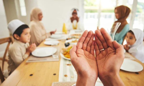 斋月斋戒前 有食物可供祷告或祷告的手 祷告或穆斯林家庭 伊斯兰或感恩的人准备在家里吃开斋节晚餐或花椰菜 — 图库照片