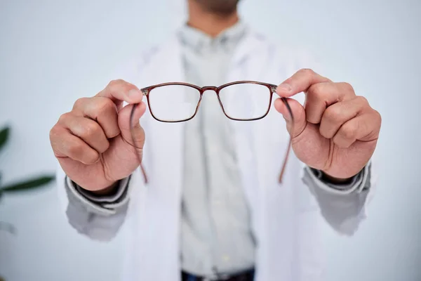 Görme Görme Reçeteli Göz Bakımı Için Gözlüklü Eller Insan Optometrist — Stok fotoğraf
