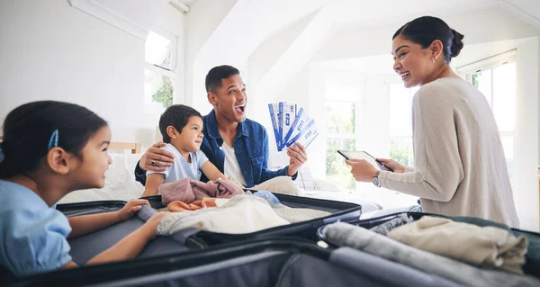 Plane Ticket Luggage Family Excited Holiday Suitcase Mom Dad Children — Stock Photo, Image