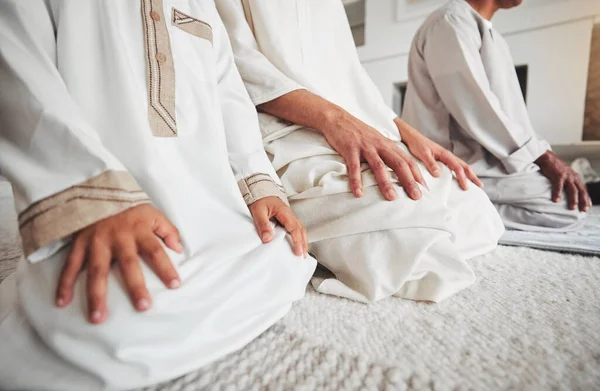 Oración Musulmán Islámico Con Las Manos Familia Suelo Sala Estar —  Fotos de Stock